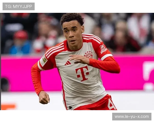 穆西亚拉亲民互动球迷，赛场之外展现温暖一面