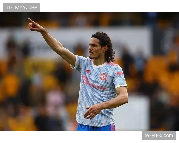 卡瓦尼式爆射助攻再现，绿茵赛场展现灵巧致胜射门