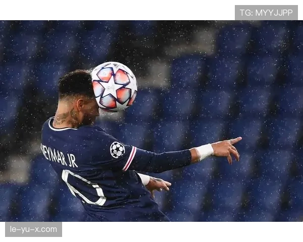 曼联与巴黎圣日耳曼激烈争夺新星前锋，转会战局引人关注